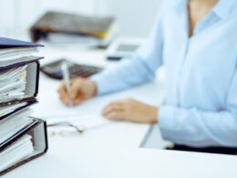 Biznesmeni analizujący dokumenty finansowe przy biurku